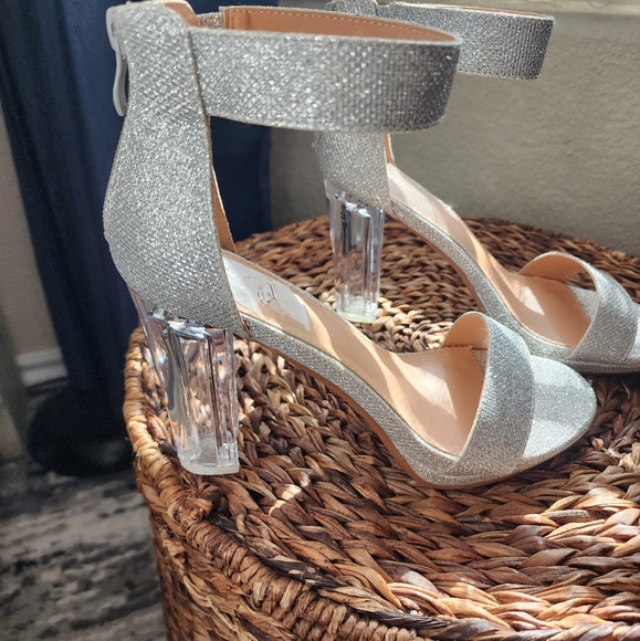 Silver heels - Picture 2 of 6